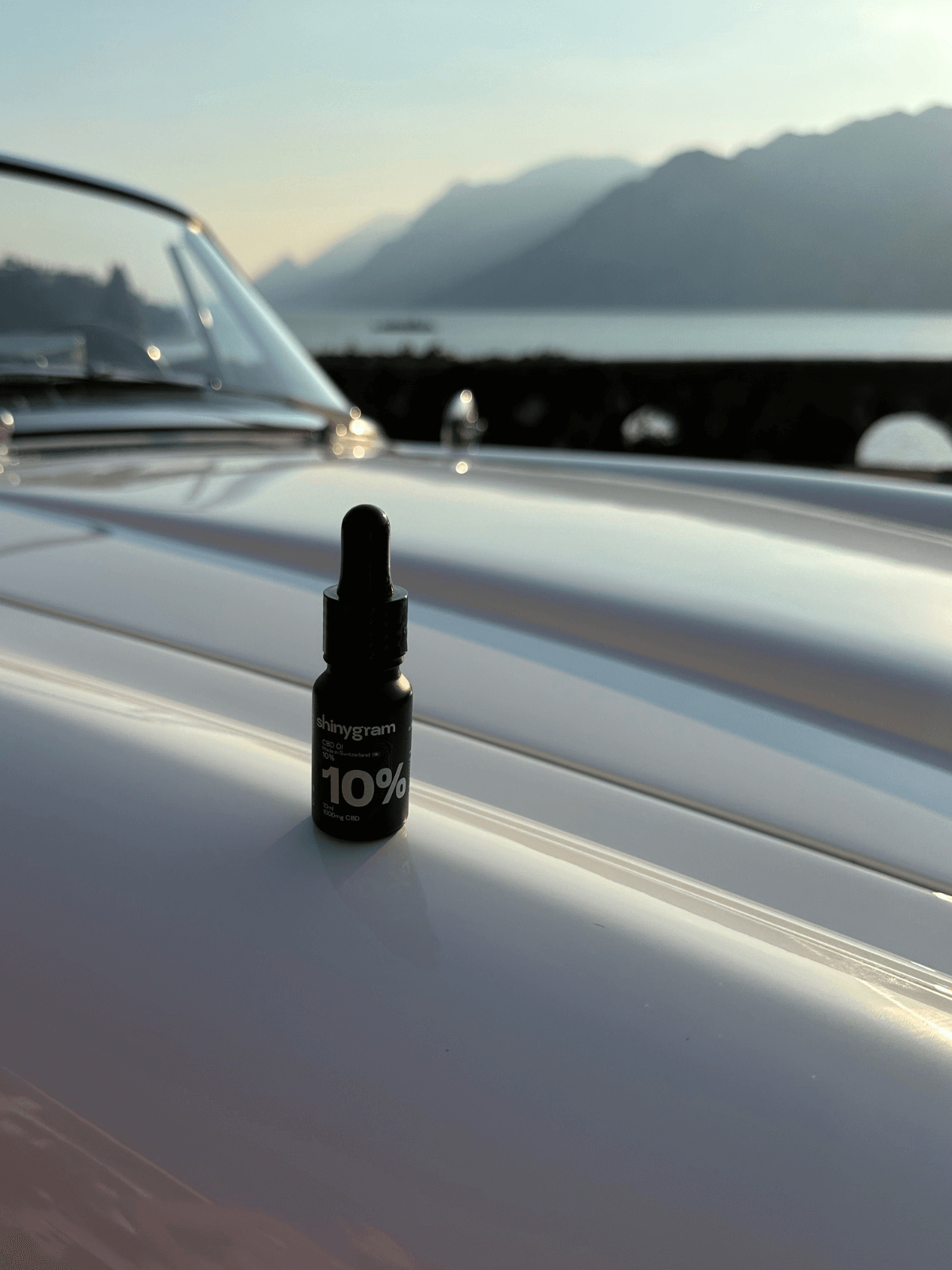 Cannabis Öl aus der Schweiz CBD auf einem Oldtimer