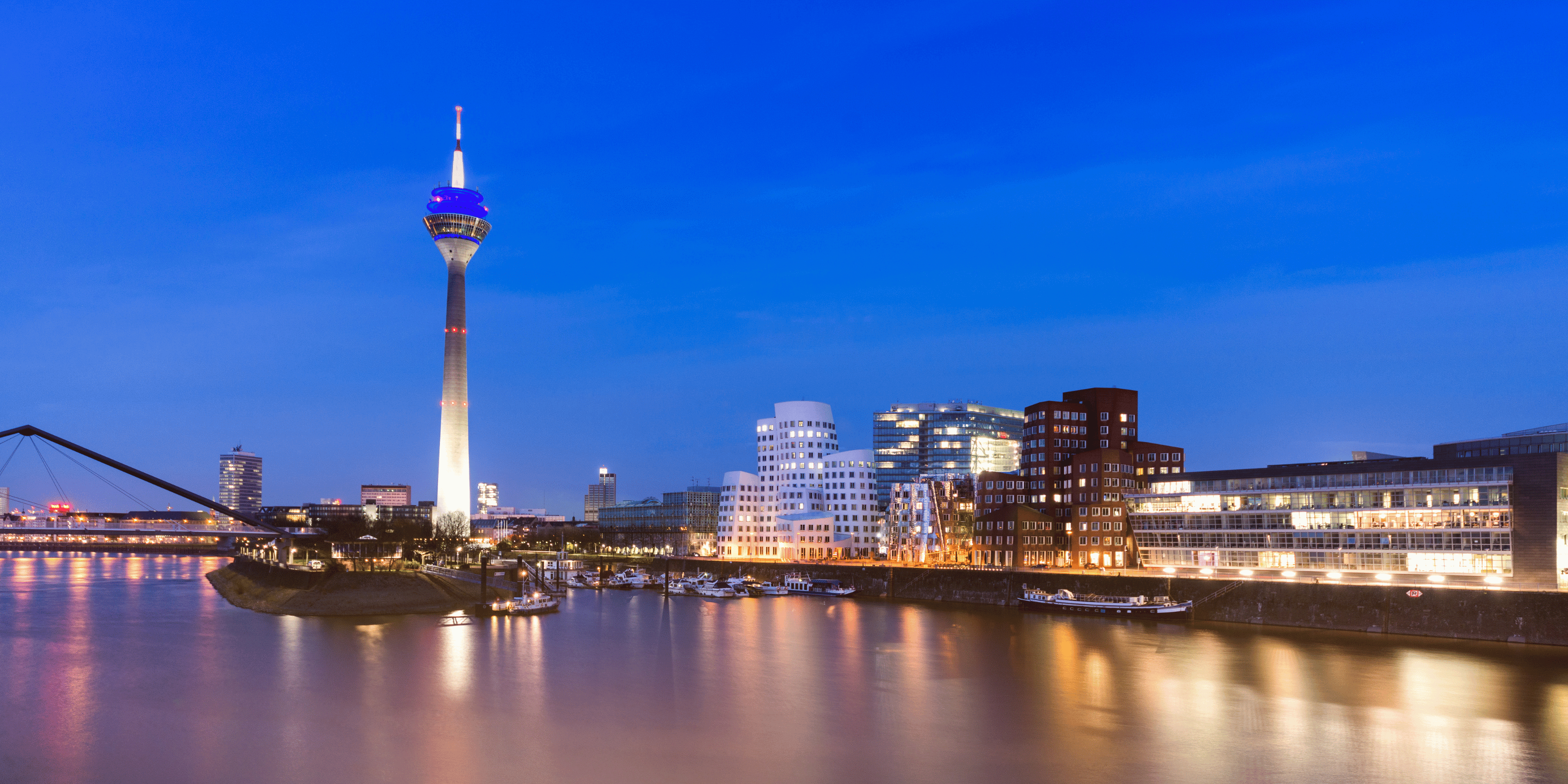 Skyline von Düsseldorf am Abend mit Rheinturm und modernen Gebäuden