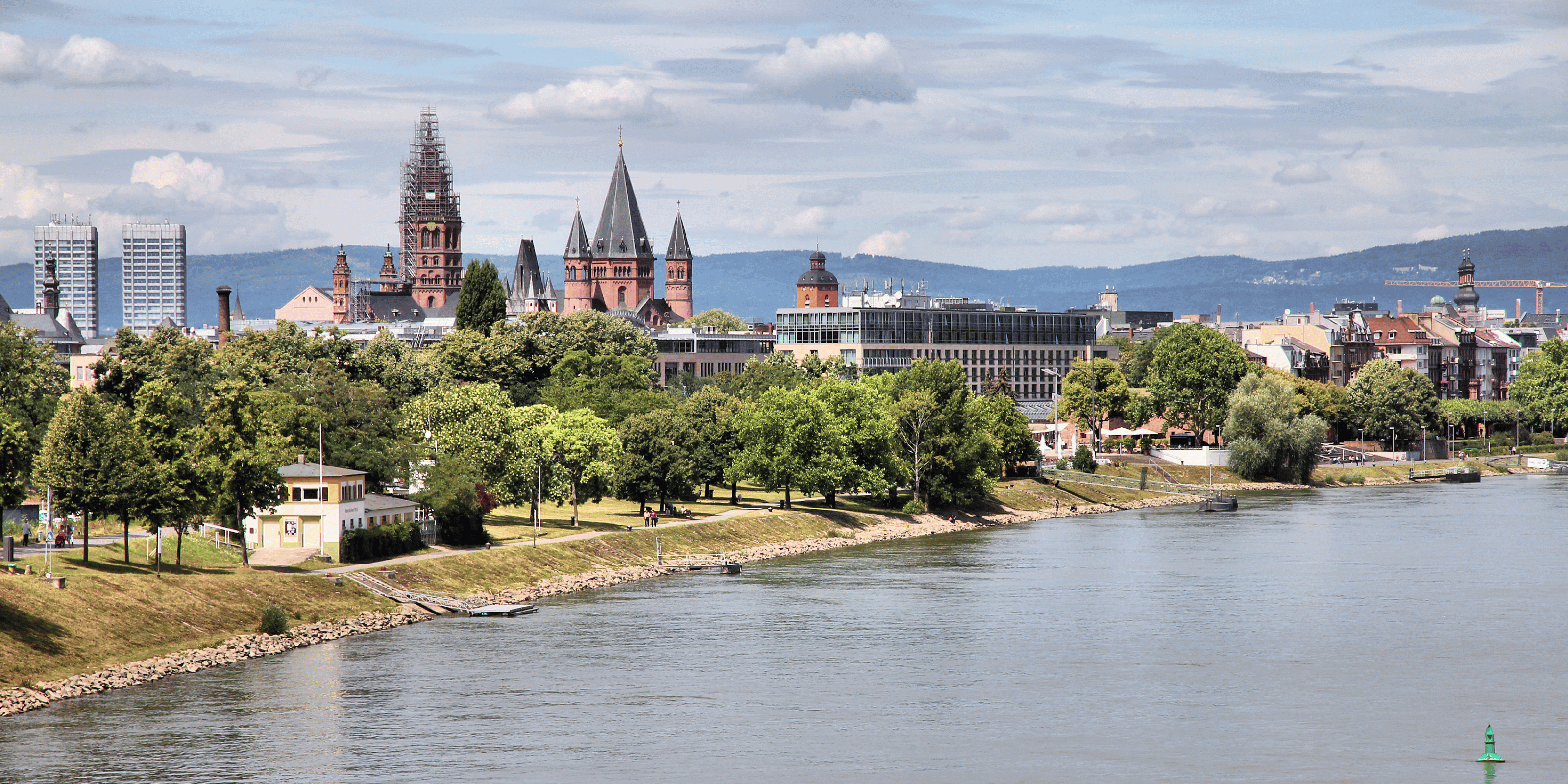 Skyline von Mainz mit Blick über den Rhein