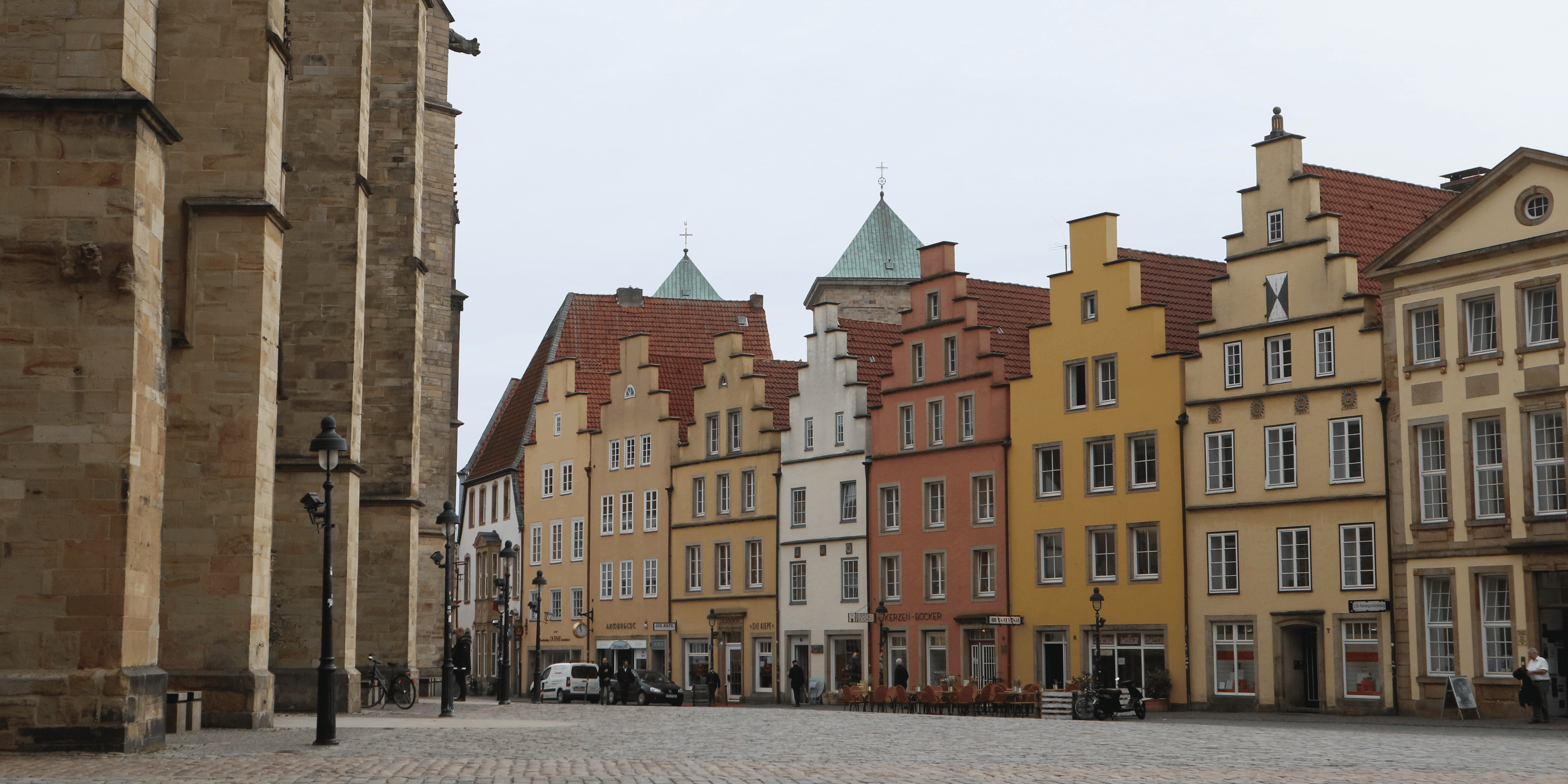 Innenstadt von Osnabrück mit Kirche und Häusern